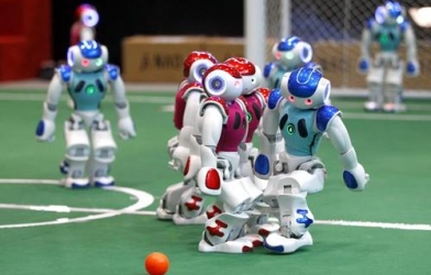 Автономный мобильный робот-сборщик играл в футбол и выиграл чемпионат